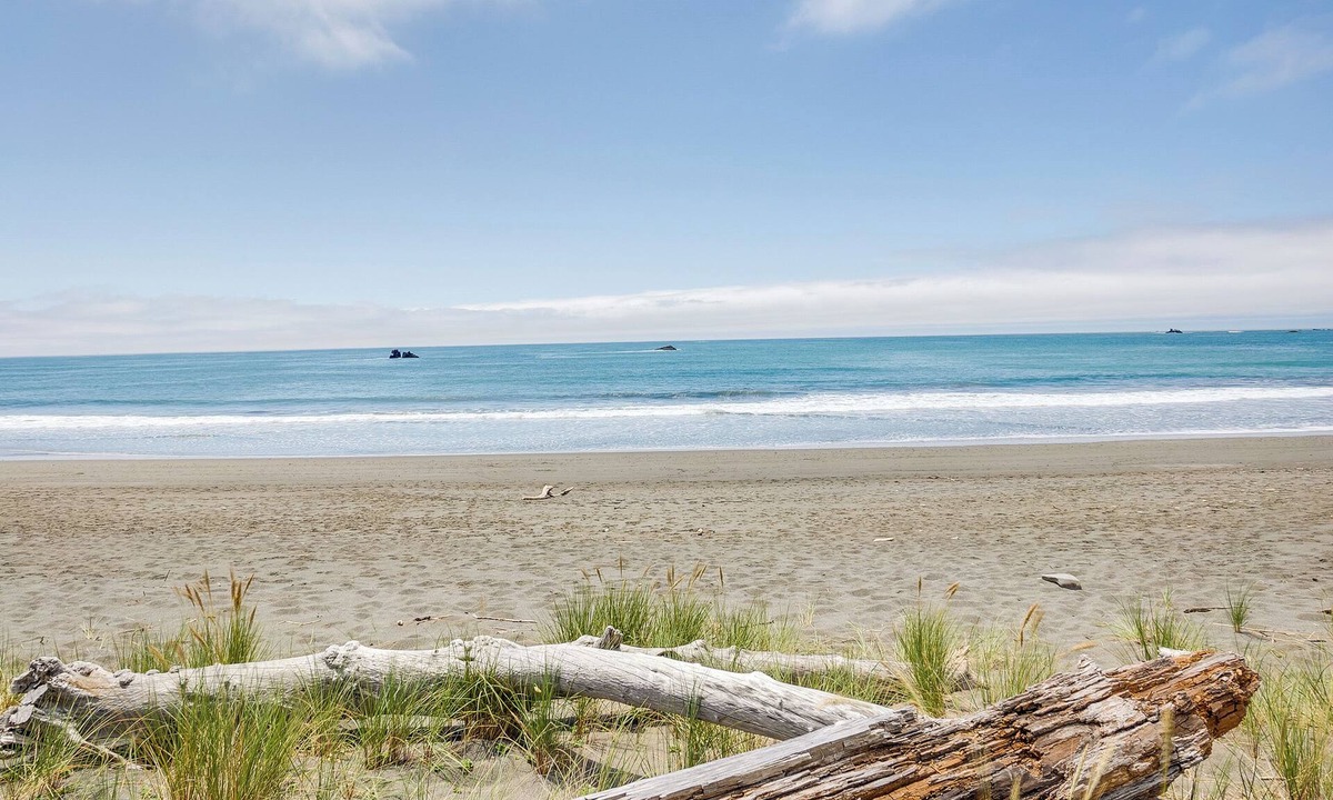 Smith River Cottage | Oceanfront Smith River Cottage: Beach Access!