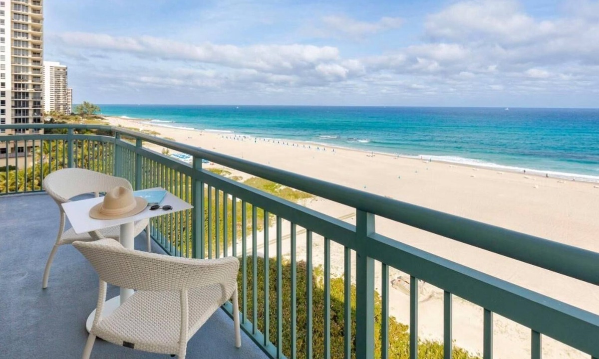 Singer Island Hotel | Oceanfront Stay | Onsite Pool & Beach Access