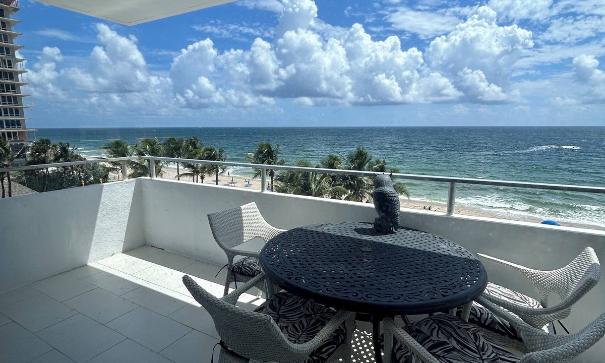 Galt Mile Condo | Oceanfront Studio w/Balcony, Pool, Tiki Bar & Stunning Sunrise Views!