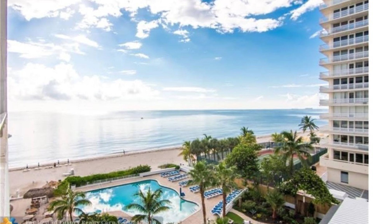 Galt Mile Apartment | Oceanfront Studio w/balcony & Private Beach - Walk to shops & Dining