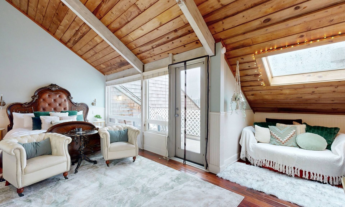 Historic Bayfront Apartment | Oceanfront studio - harbor views, shared sauna & dog-friendly