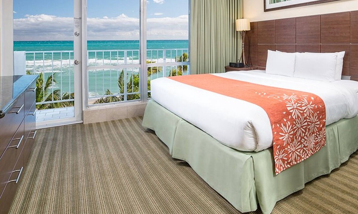 Sunny Isles Beach Resort | Oceanfront Suite at Resort