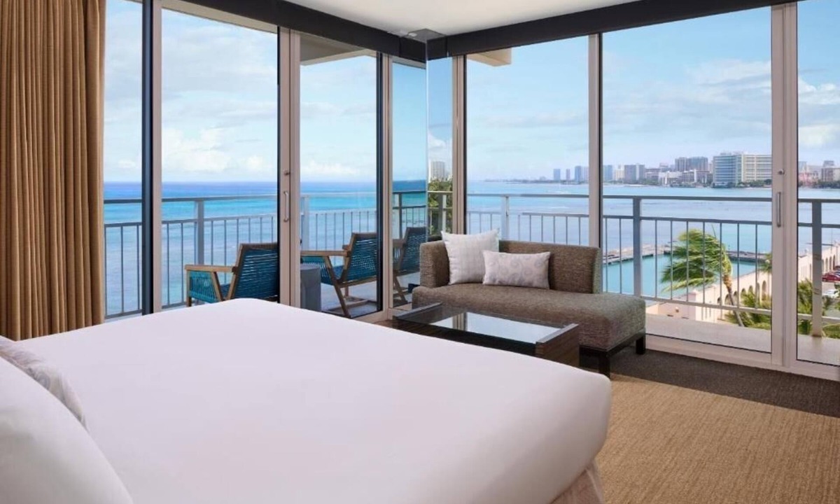 Diamond Head - Kapahulu - St. Louis Hotel | Oceanfront View King | Kaimana Beach Hotel | Beachfront Getaway