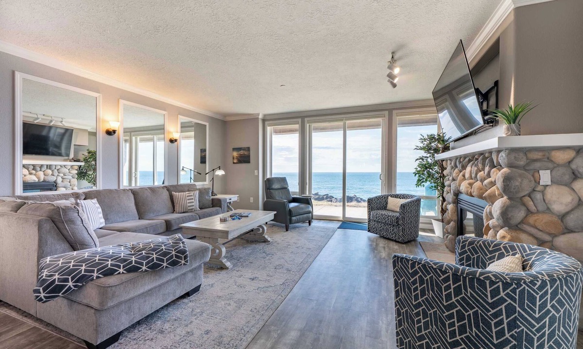 Depoe Bay Condo | Oceanfront, Whale Watching, Pool - Thundering Sea