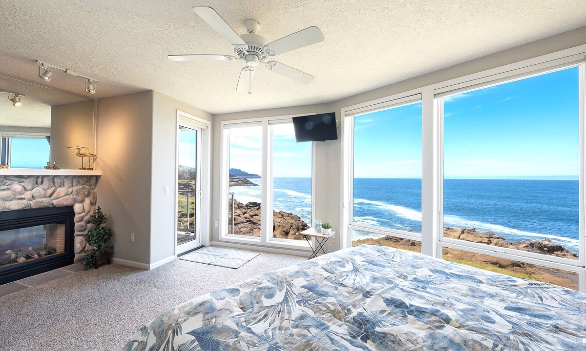 Depoe Bay Condo | Oceanfront, Whale Watching, Pool - The Beacon