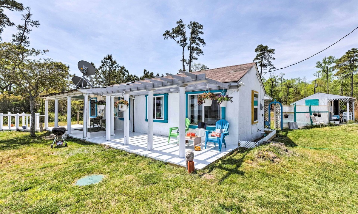 White Stone Cottage | Oceanfront White Stone Cottage w/Private Beach!