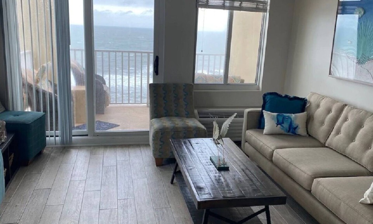 Northeast Virginia Beach Condo | Oceanfront with Spacious 3 Bedrooms, 2 Bths, Kitchen