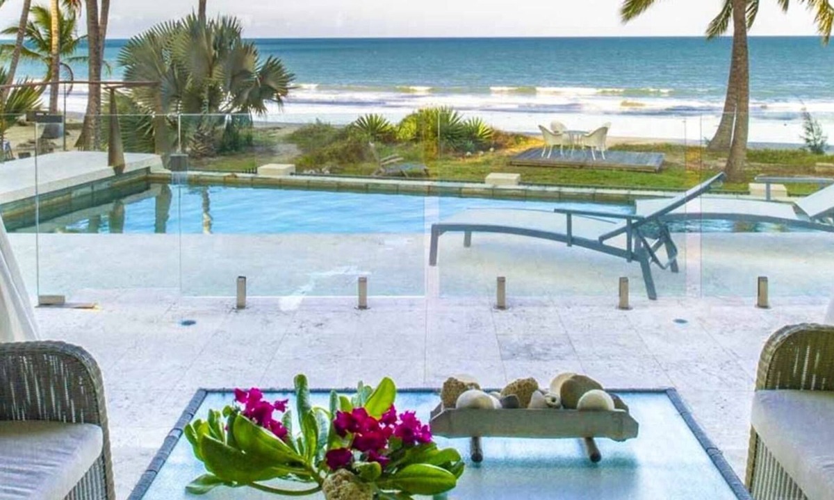 Mowbray House | Oceans Edge Oak Beach - absolute beachfront with private pool