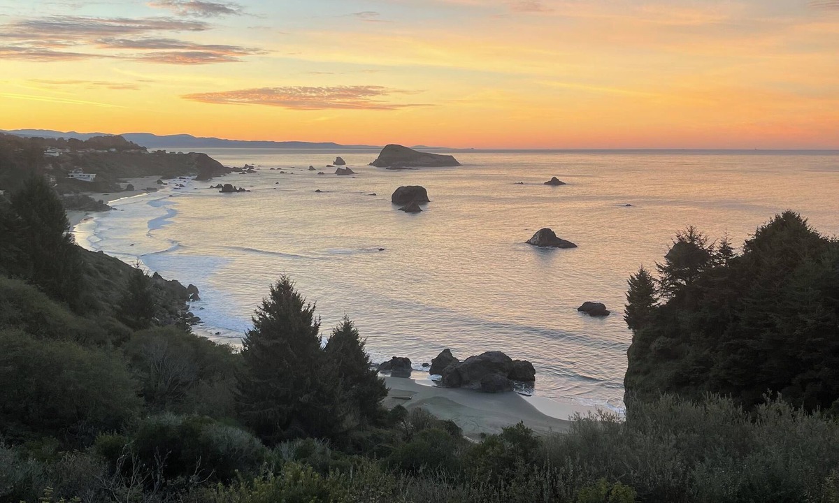 Brookings Condo | “Ocean’s Embrace” Breathtaking Views @ Rainbow Rock! Private Beach Trail. Gated.