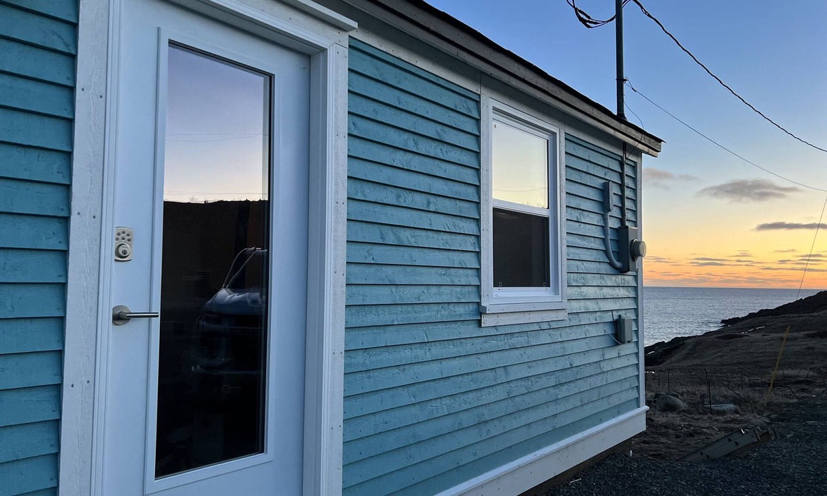 Pouch Cove Cottage | Oceanside Hot Tub Getaway