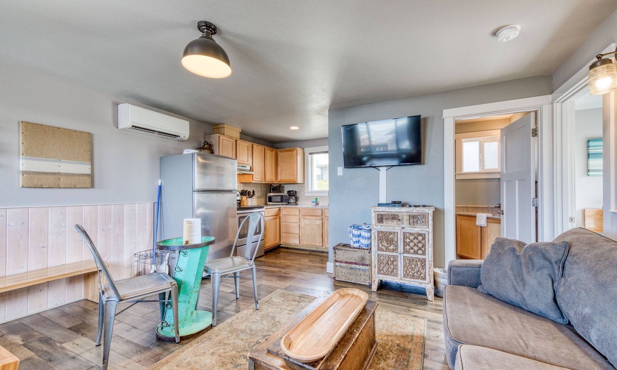 Oceanside Condo | Oceanside Inn #11 - Upstairs Unit