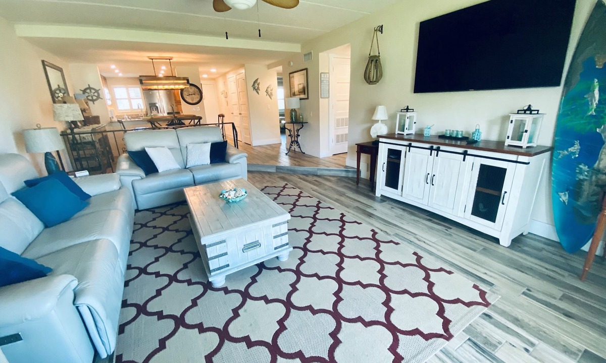 Crescent Beach Condo | Oceanview 2 Bedroom Flat Summerhouse 216