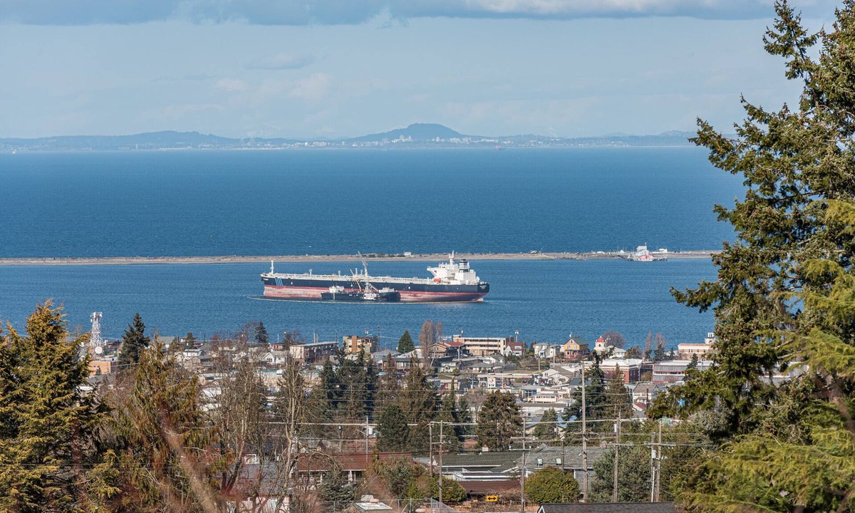 Port Angeles House | Oceanview | Big Deck | Modern Home - Crash Pad BnB