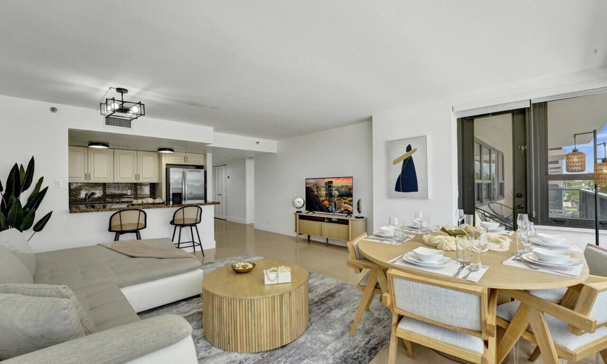 Mid Beach Apartment | Oceanview condo w beach service/504
