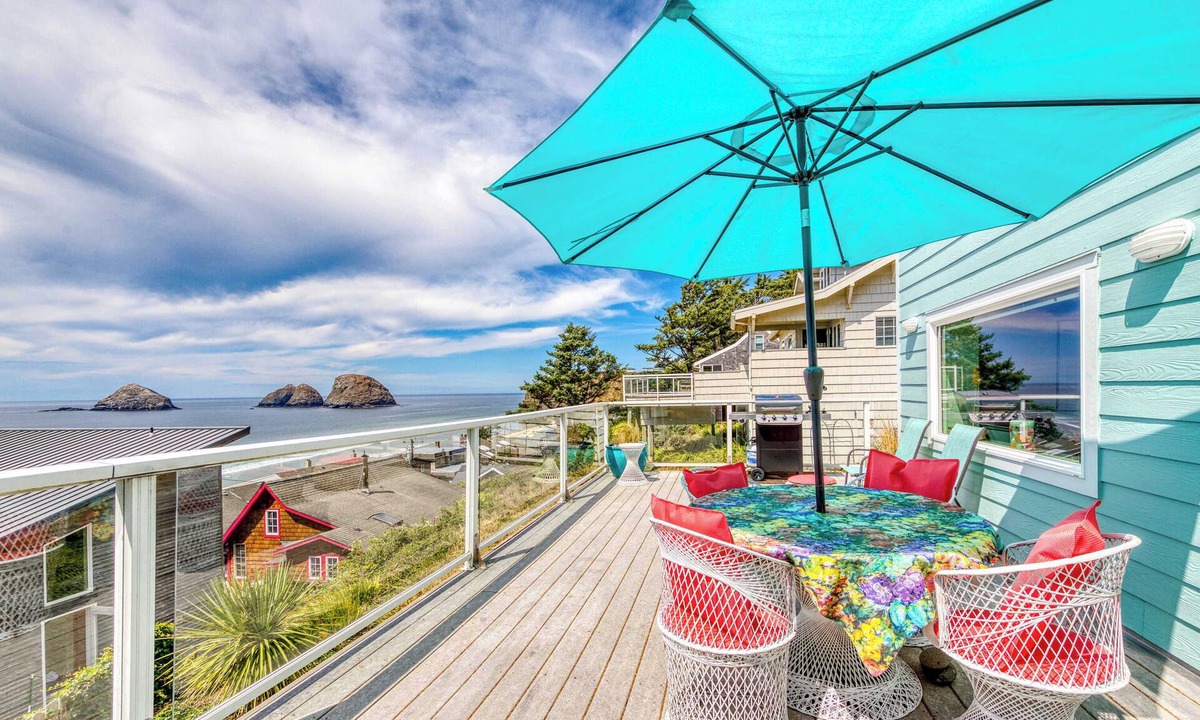 Oceanside House | Oceanview Group Getaway in Prime Beachside Location