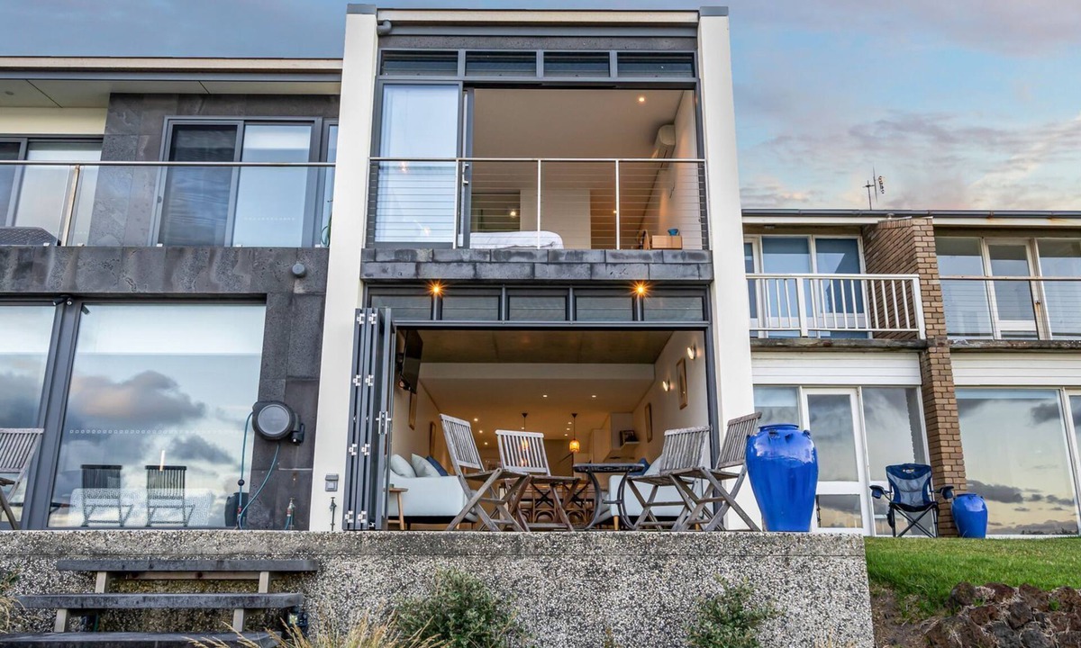 Port Fairy Apartment | Oceanview - modern & stylish beachfront home