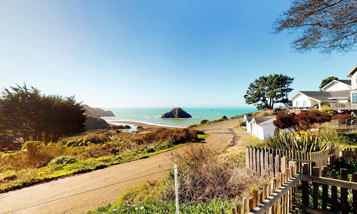 Elk House | Oceanview Studio - Beach, Fireplace & Deck