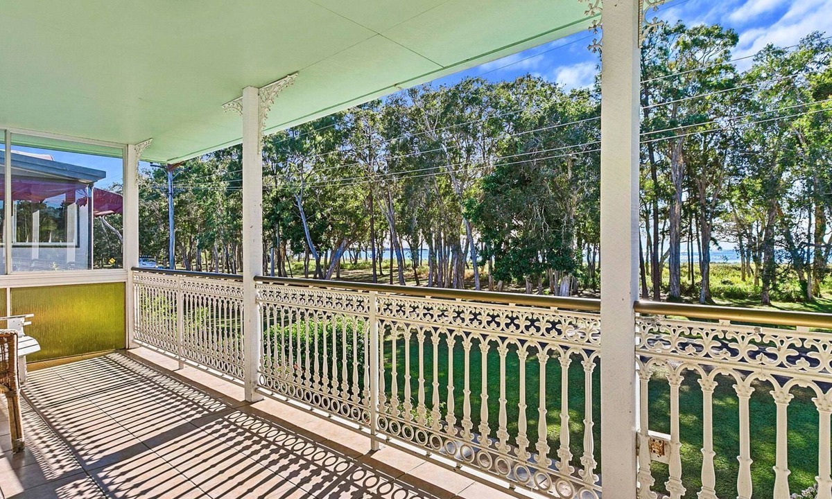 Traviston House | OceanViews on Burrum Up