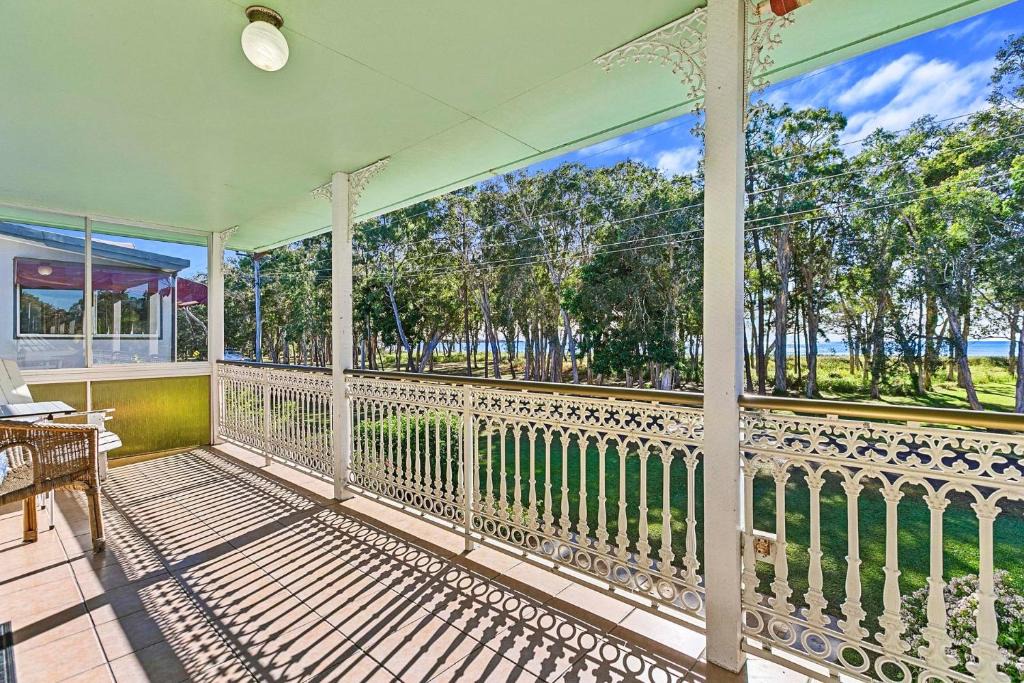 Traviston House | OceanViews on Burrum Up