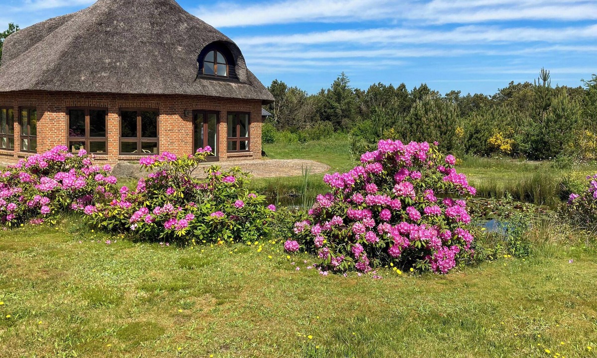 Skalstrup House | Octagonal thatched forest house near Herning