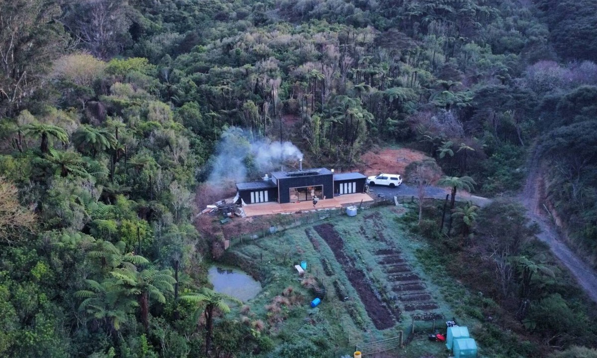 Kawhia House | Off grid cabin (pet friendly)