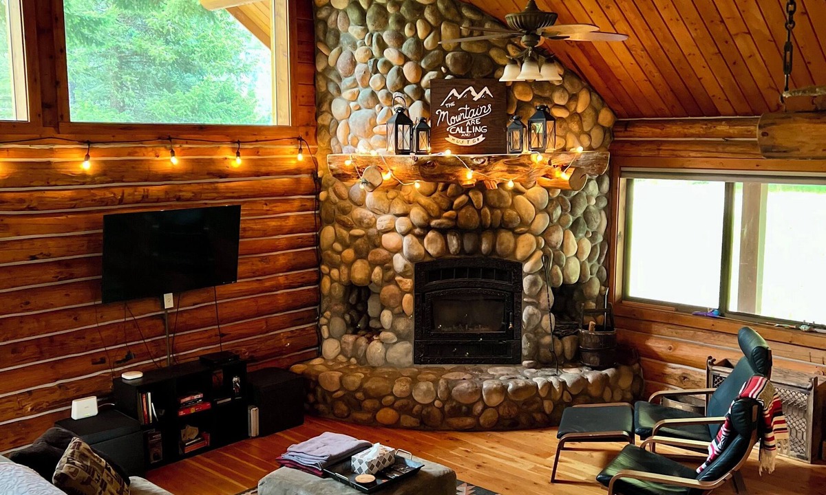 Missoula County Cabin | Off-Grid Log Cabin with Sauna & Hot Tub