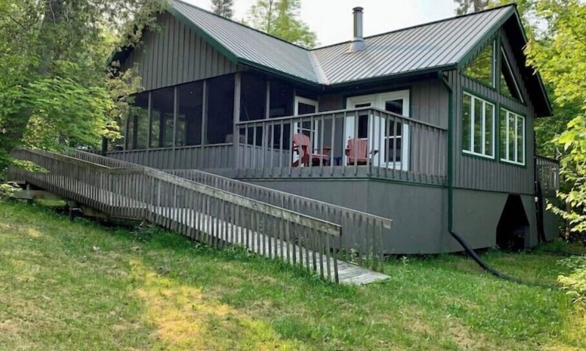 Golden Valley Cabin | Off-grid rustic 3-bedroom cabin on very quiet lake