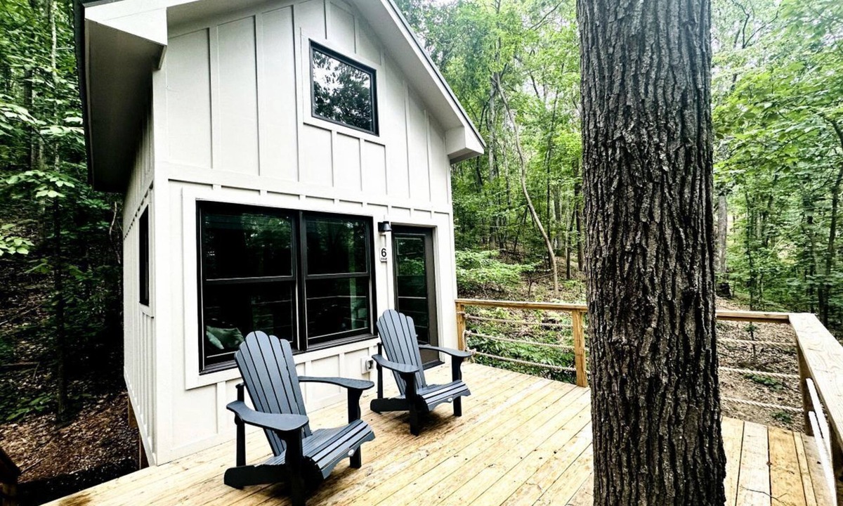 Groveoak Cabin | Off-grid Tree House Suitable for Four in Alabama