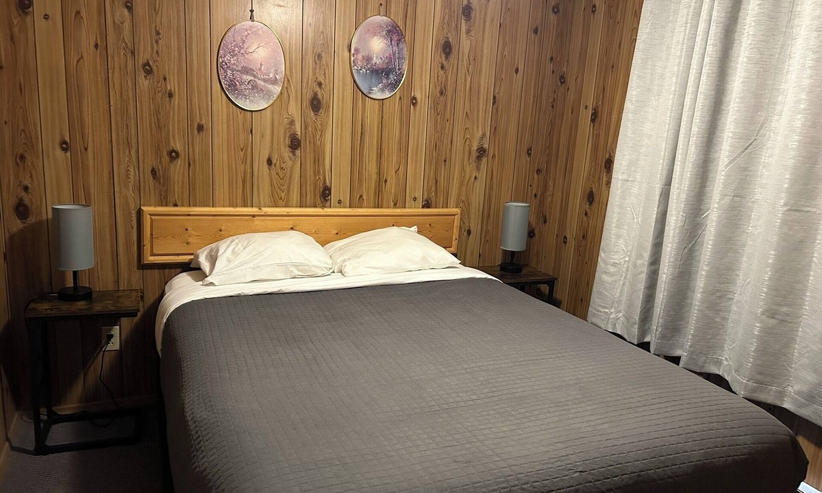 Falcon Lake Cabin | "Off the hook" Lakeside - Boat Rentals on site!
