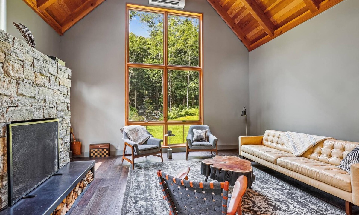 Moscow House | Ogden Falls: 2 br, wood fireplace, a/c, firepit, waterfall view!