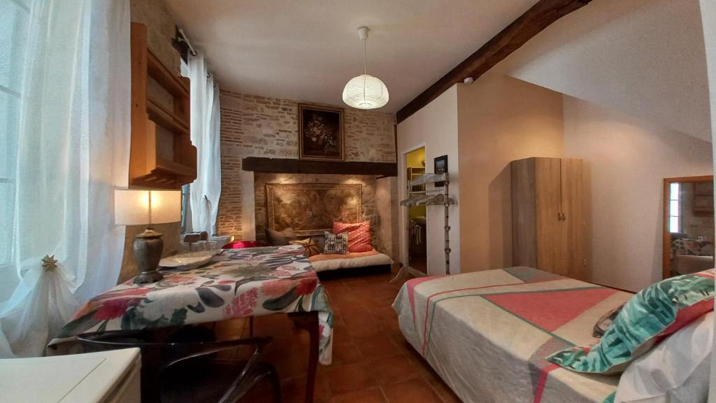Montcuq House | Oh P'tit Rapporteur