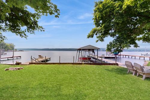 Valois House | Ohana Lake House