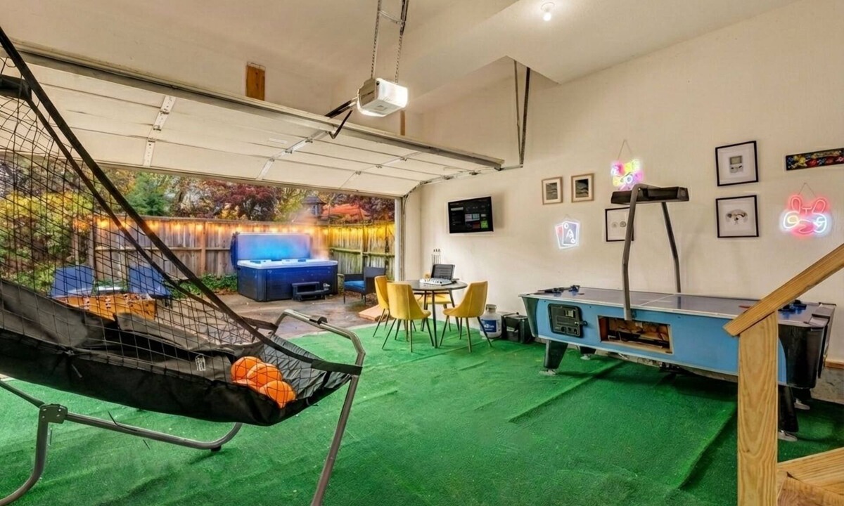 Ohio City House | Ohio City Game House with Hot Tub