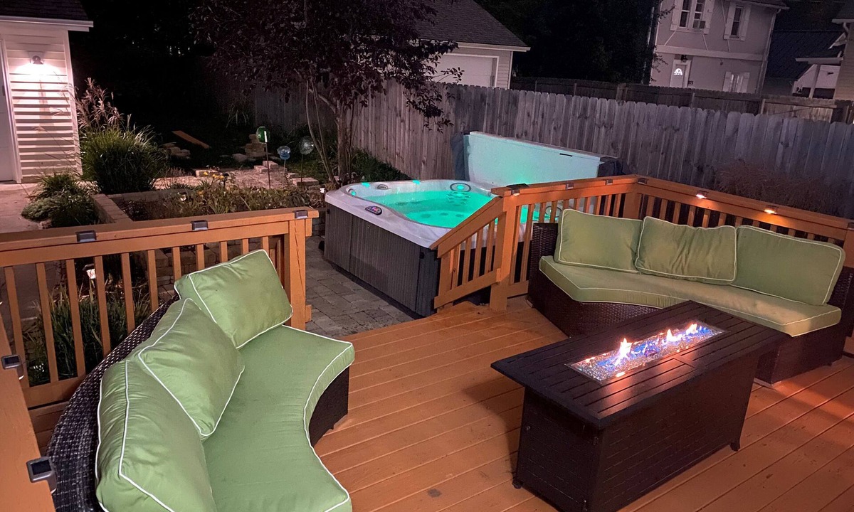 Detroit - Shoreway House | Ohio City Getaway W/Hot Tub, Pool Table and more!