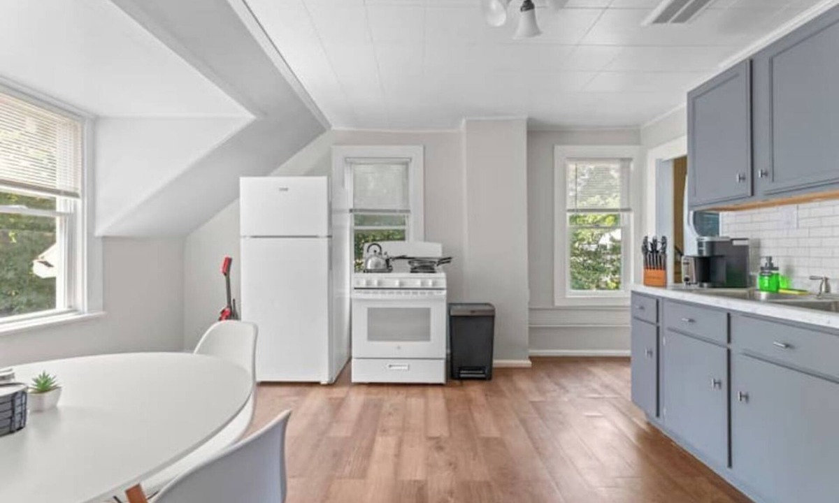 Detroit - Shoreway House | Ohio City · KING Bed · Free Parking · Pet Friendly