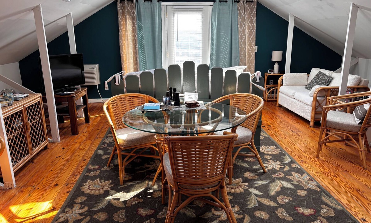 Leavenworth Apartment | Ohio River Room with a View