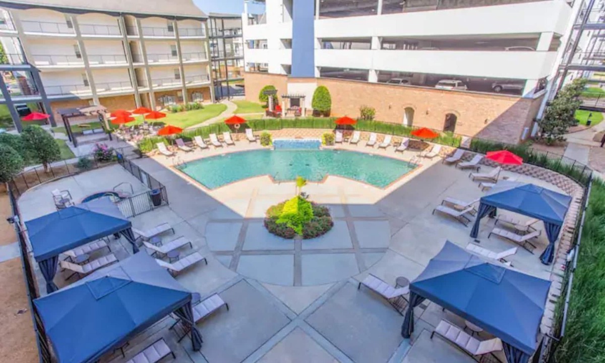 Downtown Oklahoma City Apartment | Oklahoma City "Oasis"🤩 *Pool*Cabanas*Firepit 😃
