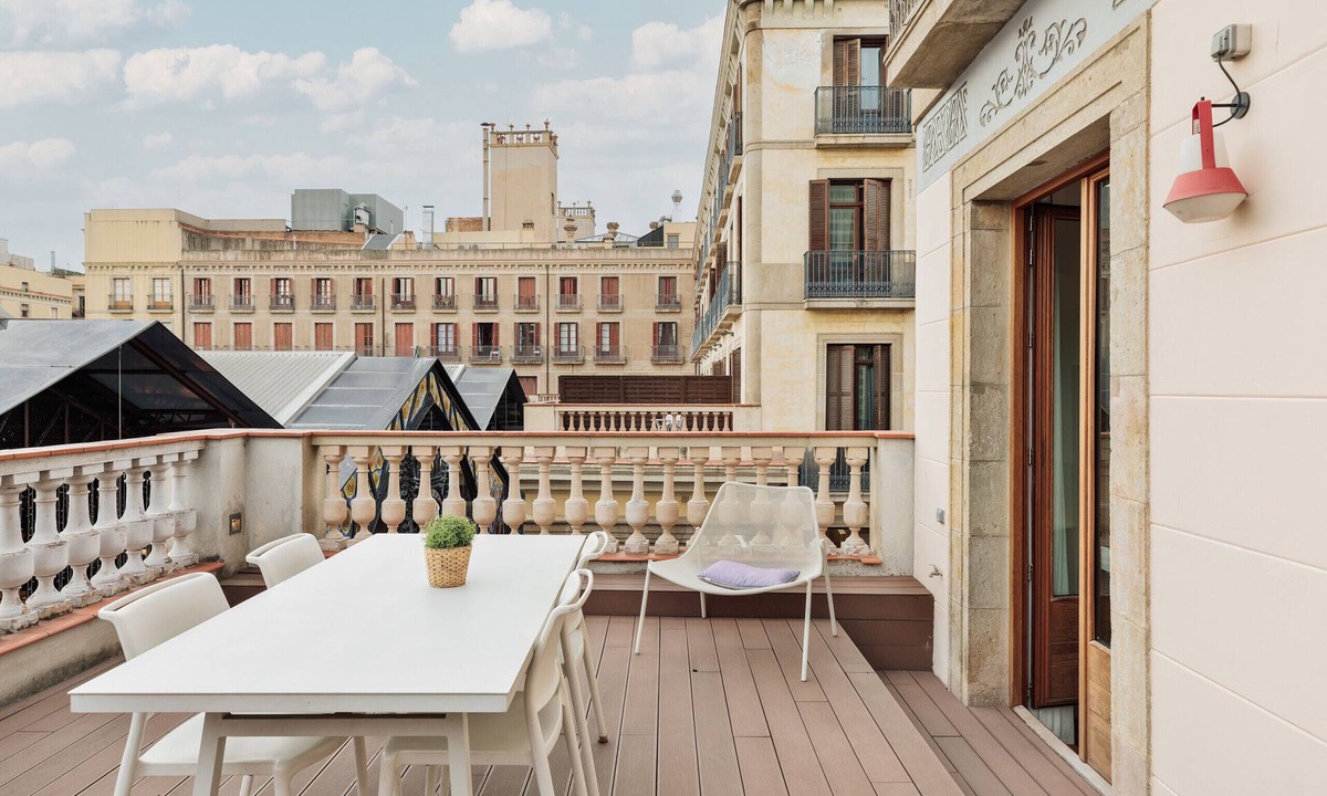 Gothic Quarter Apartment | OLA LIVING BOQUERIA 2