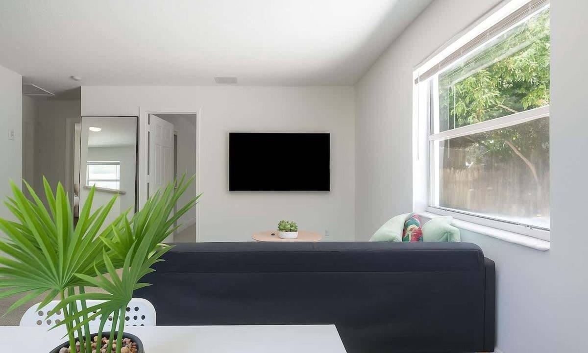 Riverside Park Apartment | Olas 4 · Comfy 2BR Apt Near Las Olas w/Patio, BBQ, Parking