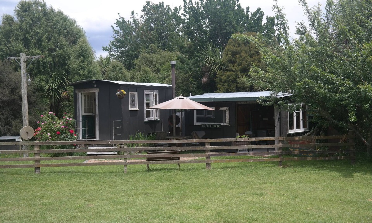 Rerewhakaaitu Cabin | Old Brett Rd Hut
