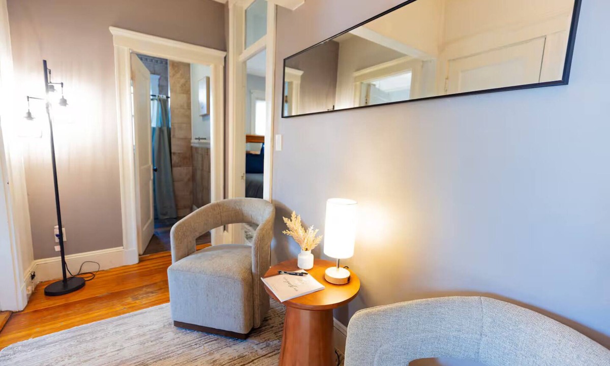 Brookline Apartment | Old Brookline Charm 5 min Longwood In-Unit Laundry