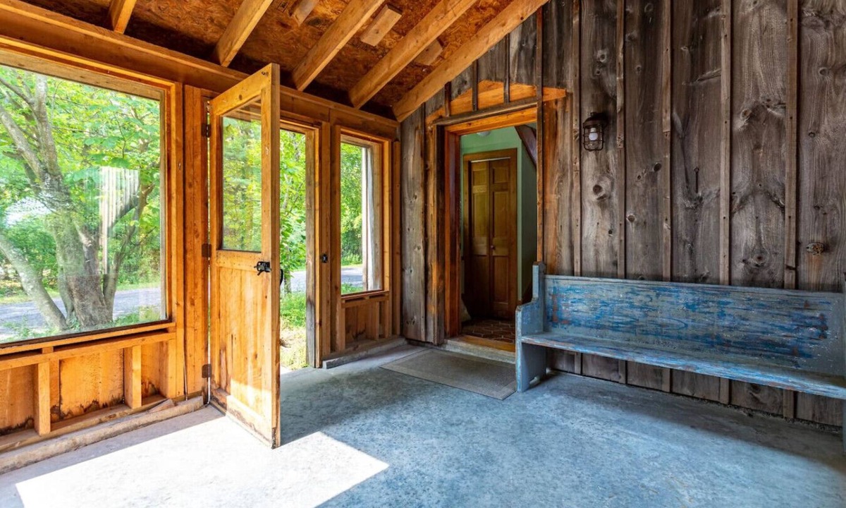 Old Chatham House | Old Chatham Retreat | Skylight Over the King Bed