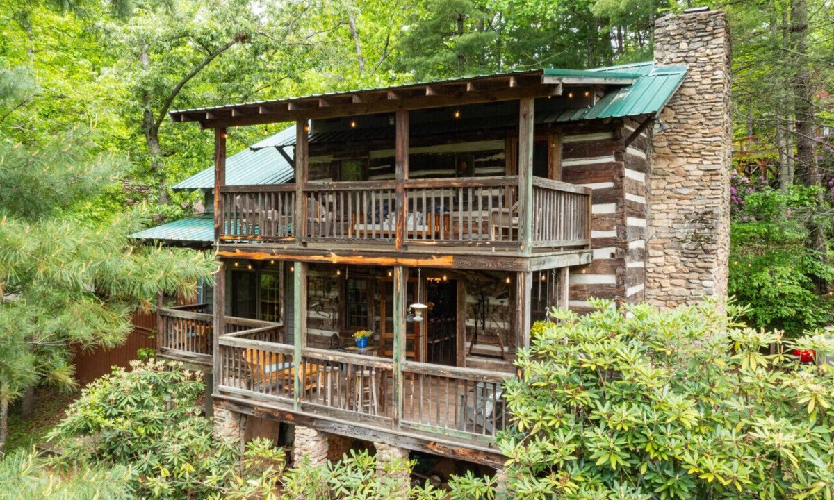 Lake Junaluska Cabin | Old Chestnut Cabin; walk to Lake Junaluska