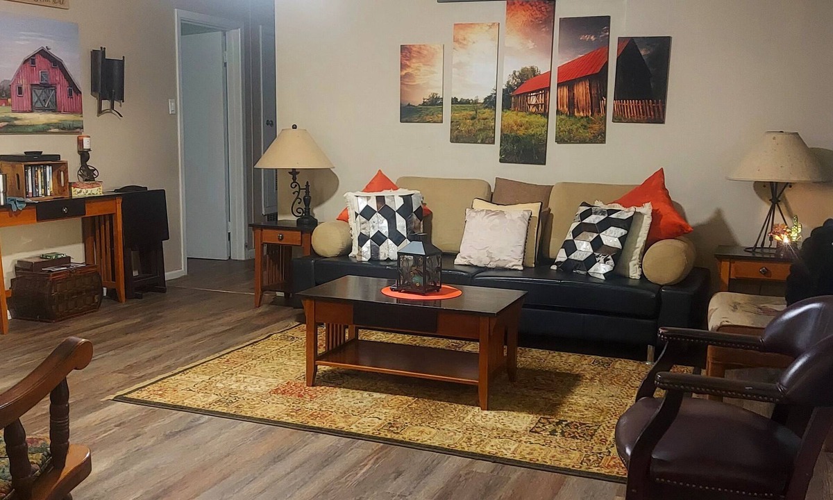 Elm Mott House | OLD DALLAS INN Charming 4-bedroom house, LARGE Dog friendly Backyard