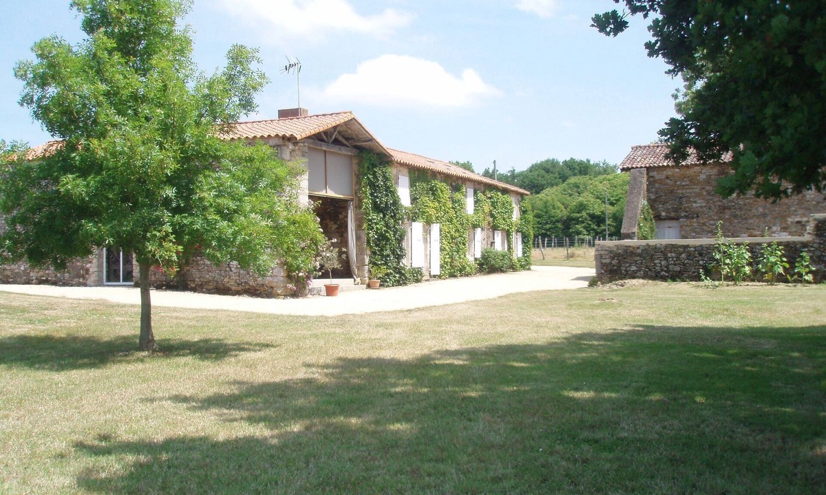 La Jaudonniere House | Old farmhouse renovated in a setting of meadows and forests.