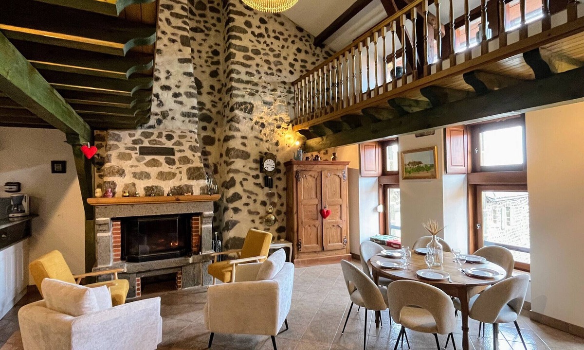 Polignac Cottage | Old farmhouse with stunning views - 4 guests