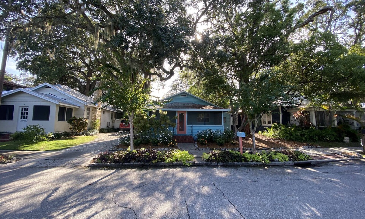 Laurel Park House | Old Florida bungalow in Sarasota‘s best location