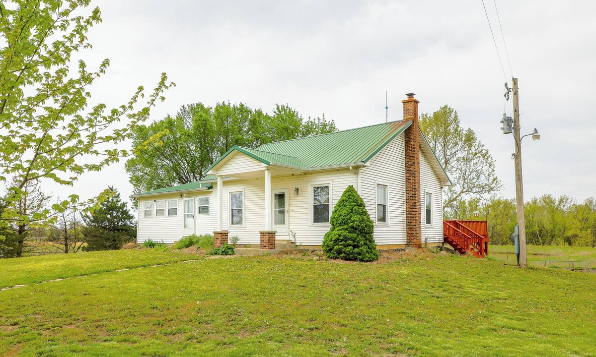 Lamont House | Old Kansas Cattle Ranch! Peaceful living at its finest! Pet-friendly.