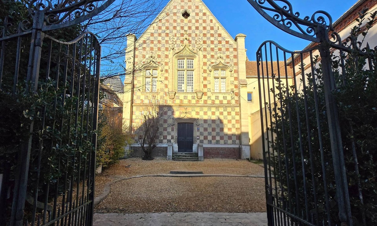 Verneuil-sur-Avre House | Old Law Courts - Garden