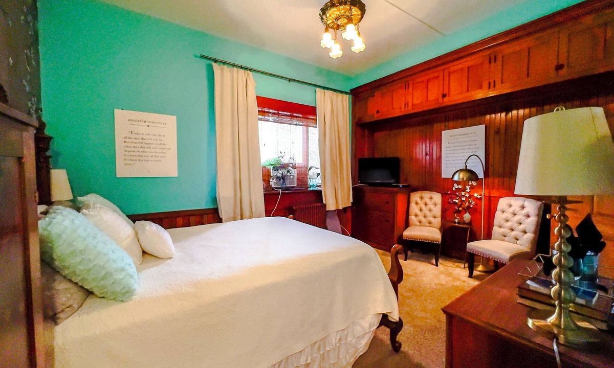 Olean Bed & Breakfast | Old Library Inn - Hemingway Room